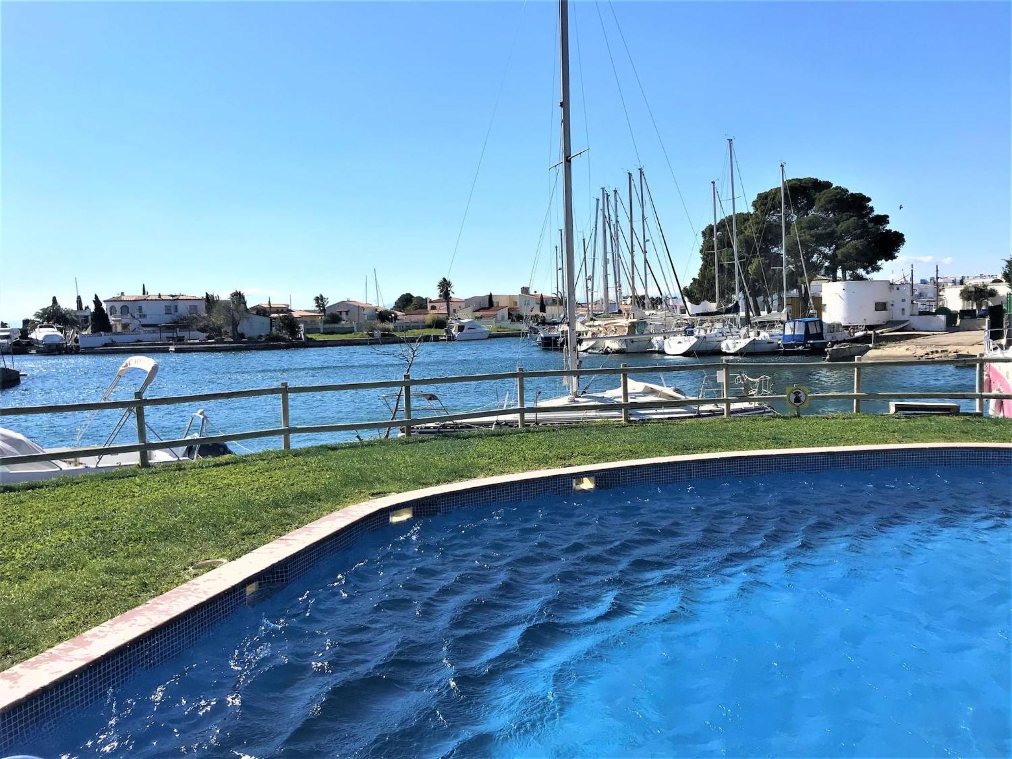 Apartamento En Roses Con Vistas Al Canal Y Piscina Exterior photo