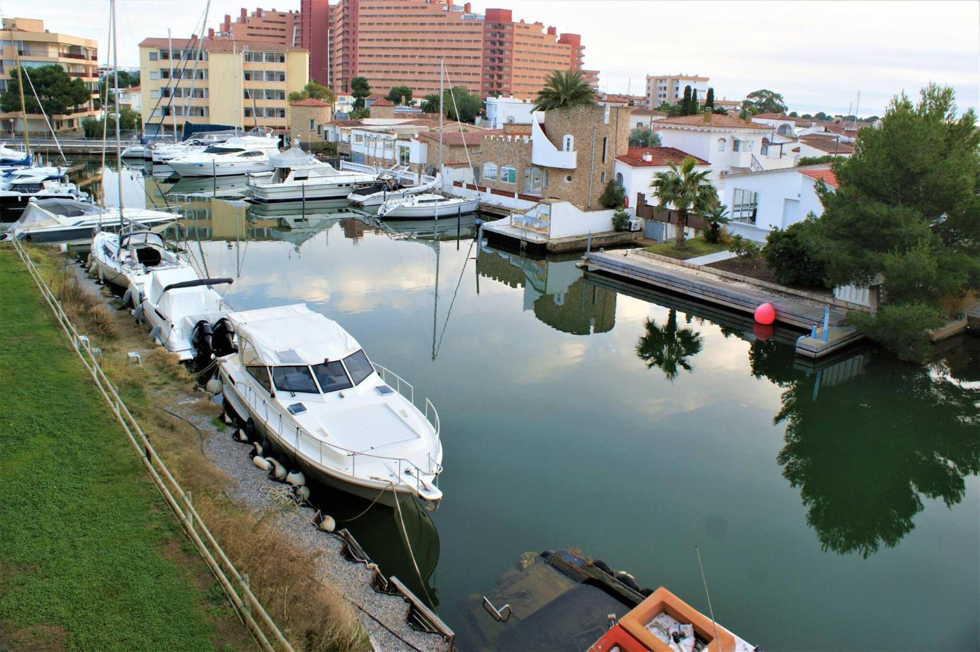 Apartamento En Roses Con Vistas Al Canal Y Piscina Exterior photo