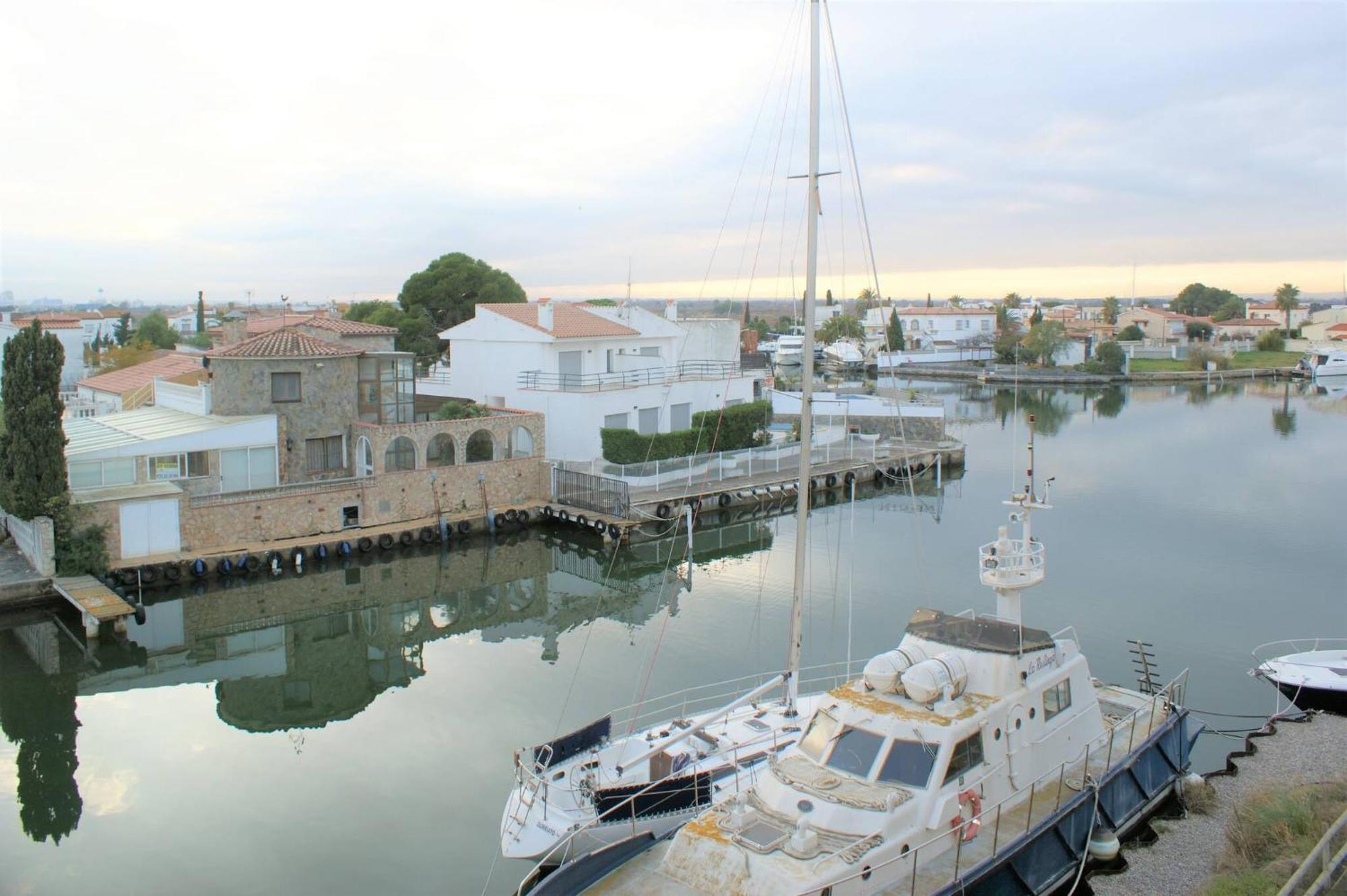 Apartamento En Roses Con Vistas Al Canal Y Piscina Exterior photo