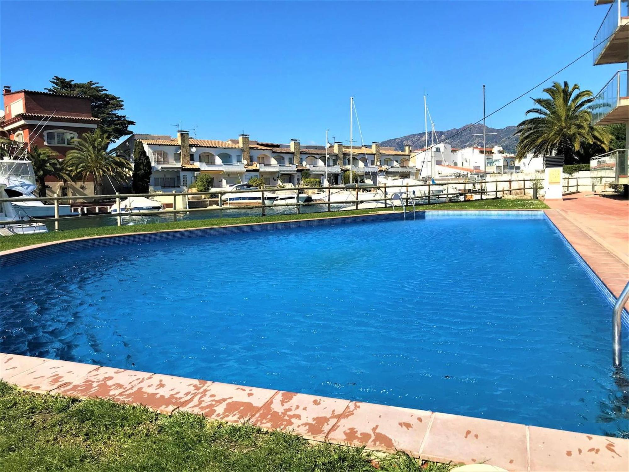 Apartamento En Roses Con Vistas Al Canal Y Piscina Exterior photo