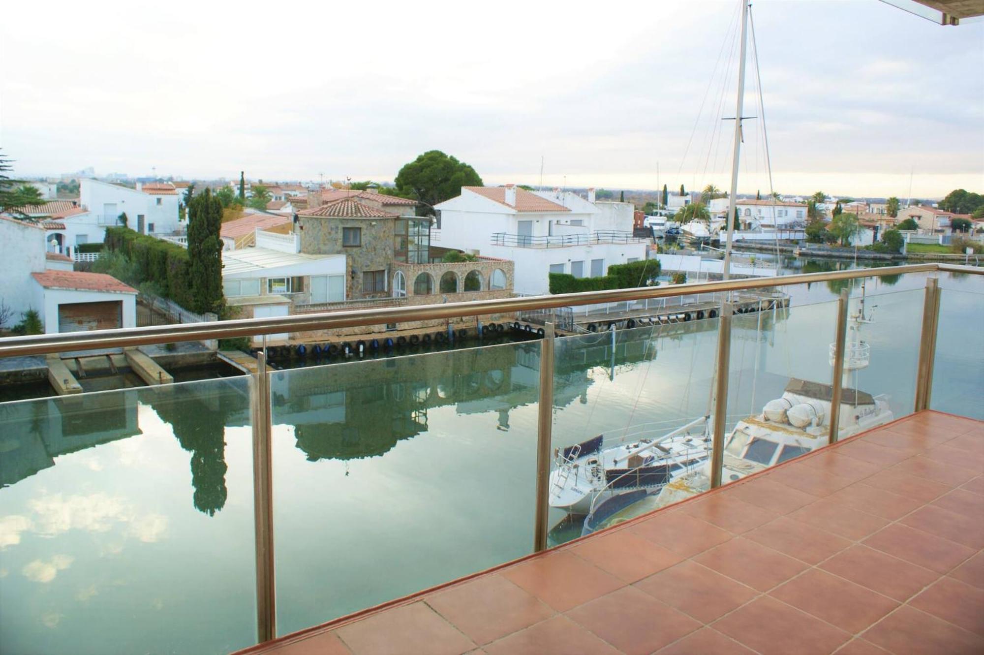 Apartamento En Roses Con Vistas Al Canal Y Piscina Exterior photo